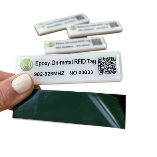 Etiqueta adesiva RFID antimetal flexível de longa distância UHF macio em etiqueta de metal Rastreamento de ativos industriais macios para impressão UHF RFID etiqueta antimetal